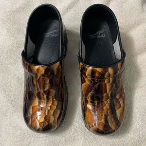 Dansko 38 (7.5-8) Clogs patent leather